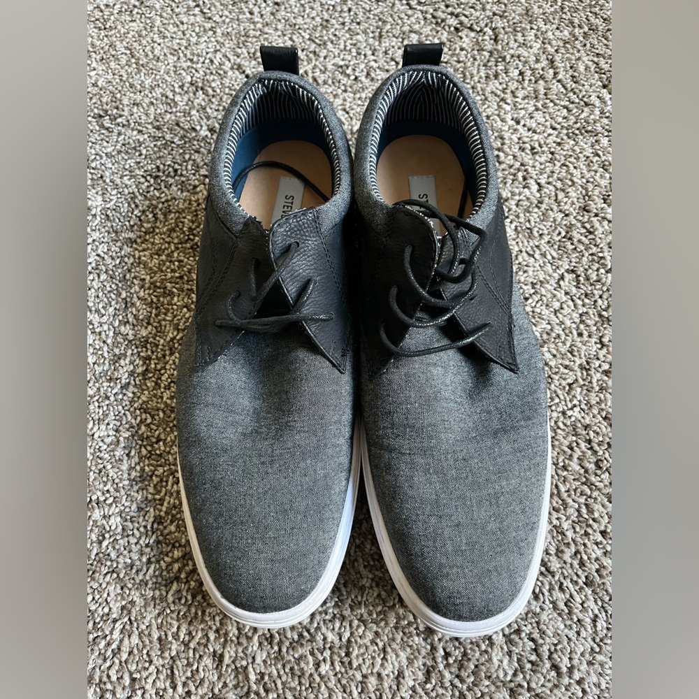 Men’s Steve Madden size 10 shoes.